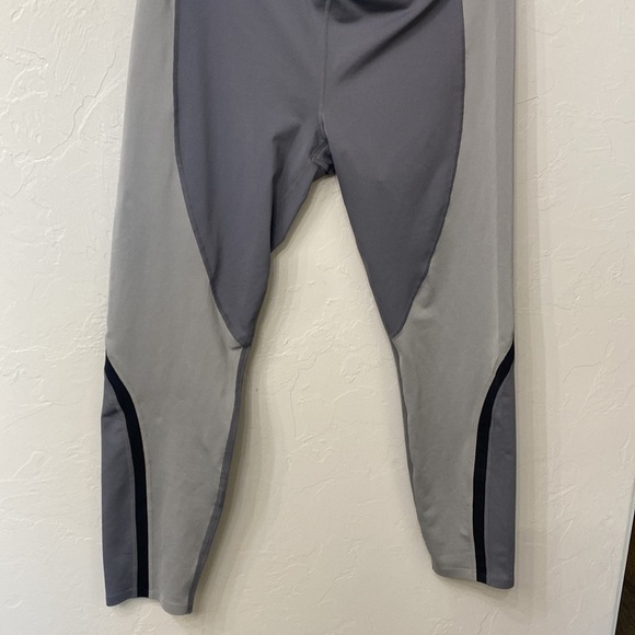 Athleta grey crop leggings size large. - Picture 3 of 14